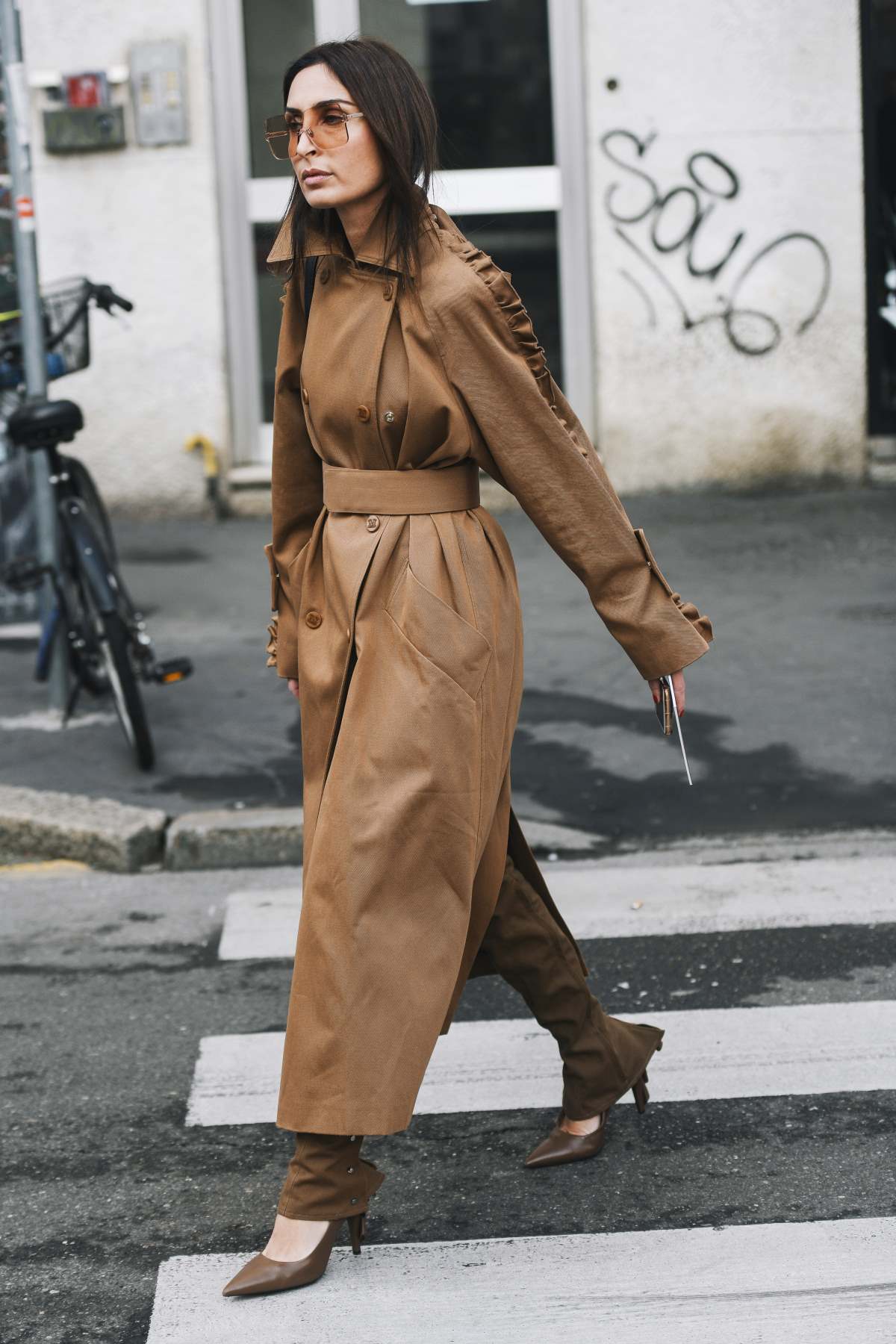 σοκολατί καμπαρντίνα στο street style