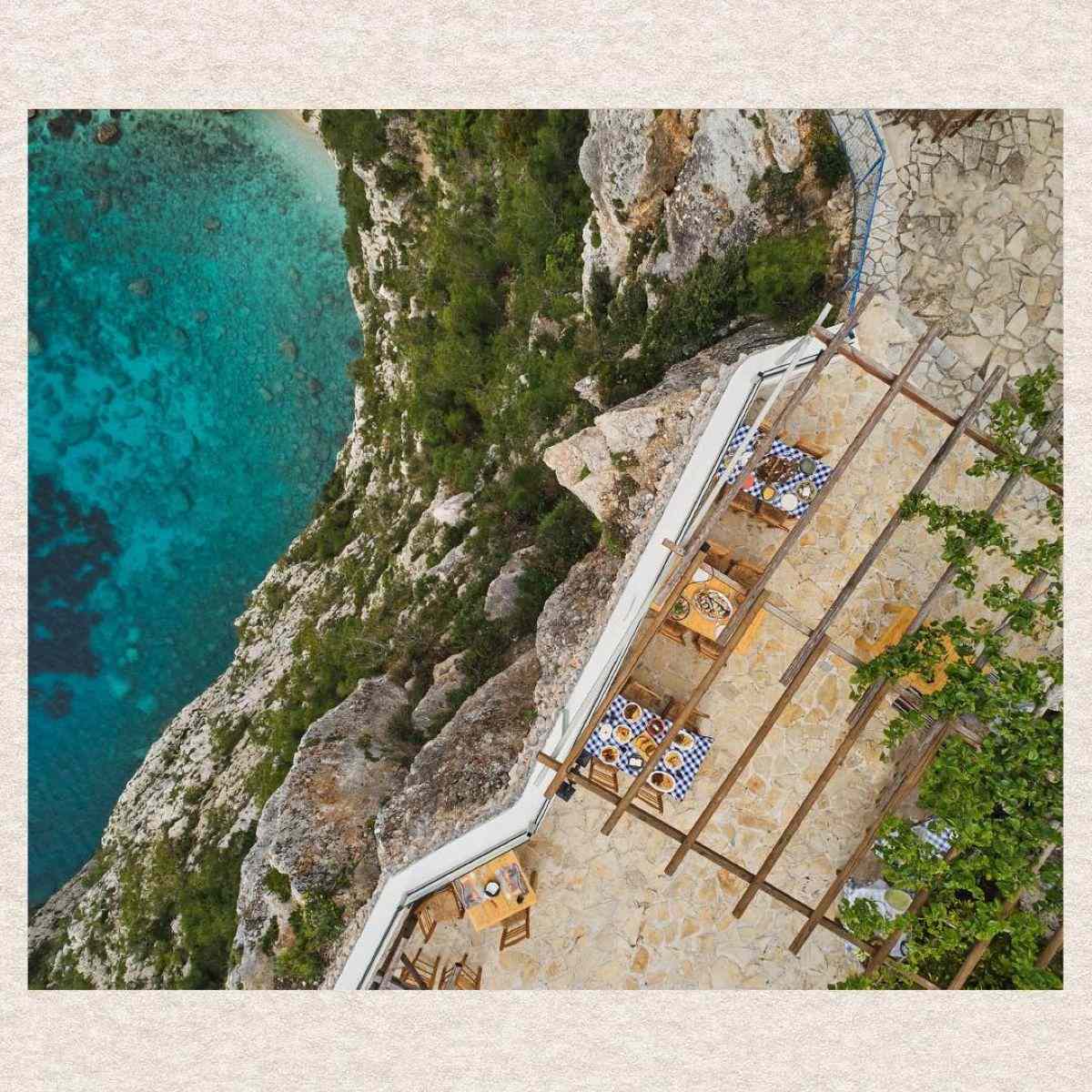 Χτισμένη πάνω από τη θάλασσα με θέα που κόβει την ανάσα