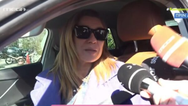 Η Κατερίνα Καραβάτου στο αυτοκίνητό της