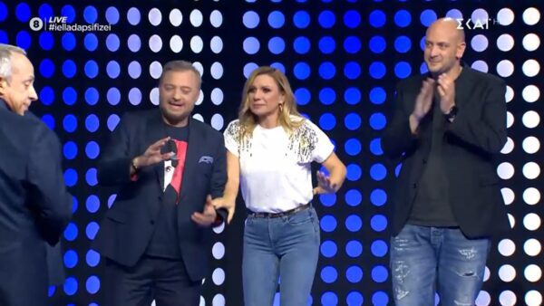 Η Κατερίνα Καραβάτου πιάνι το χέρι του φερεντίνου