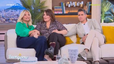 Η Φαίη Σκορδά με την Κατερίνα Ζαρίφη και τον Δημήτρη Ουγγαρέζο