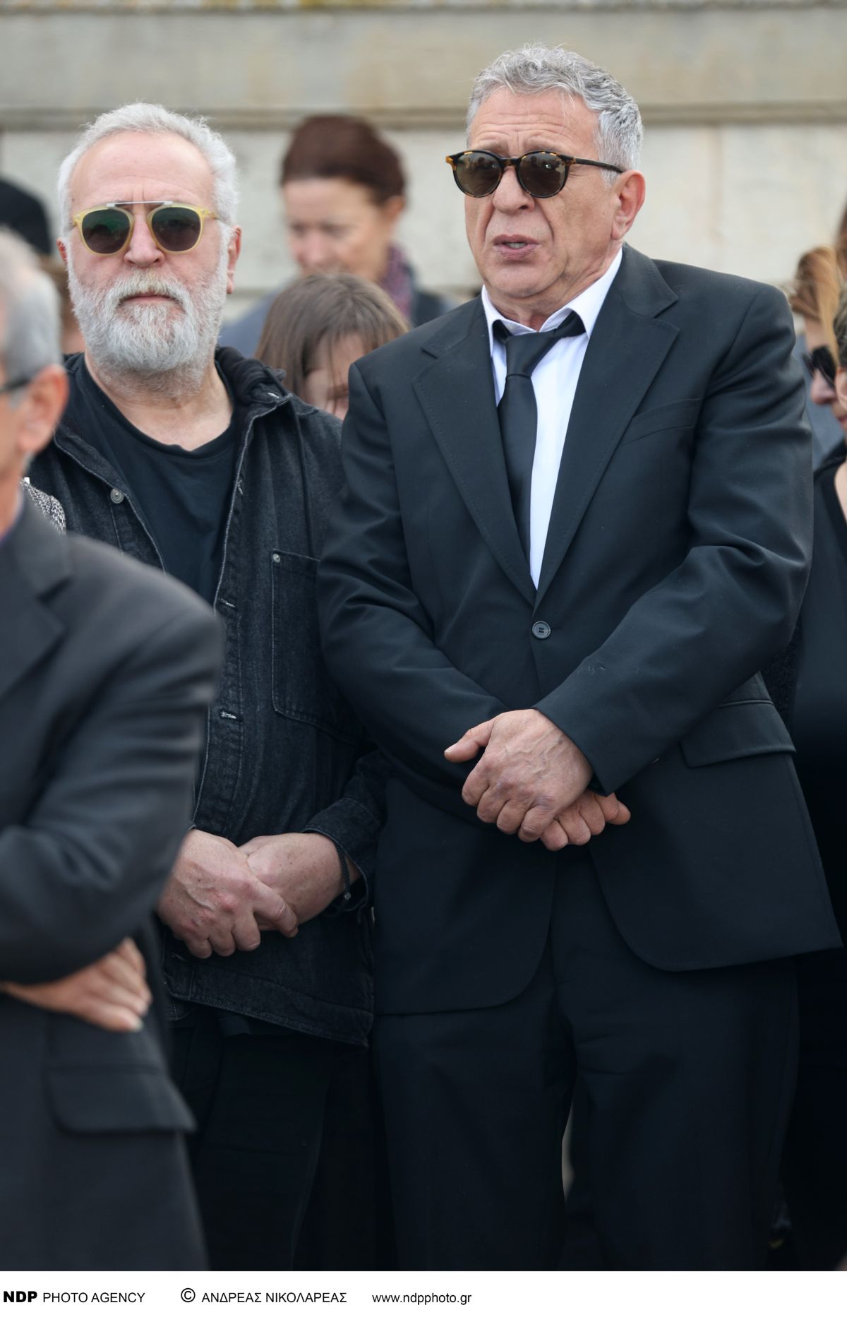 Ο Κώστας Κόκλας κλαμμένος στην κηδεία της Καίτης Κωνσταντίνου