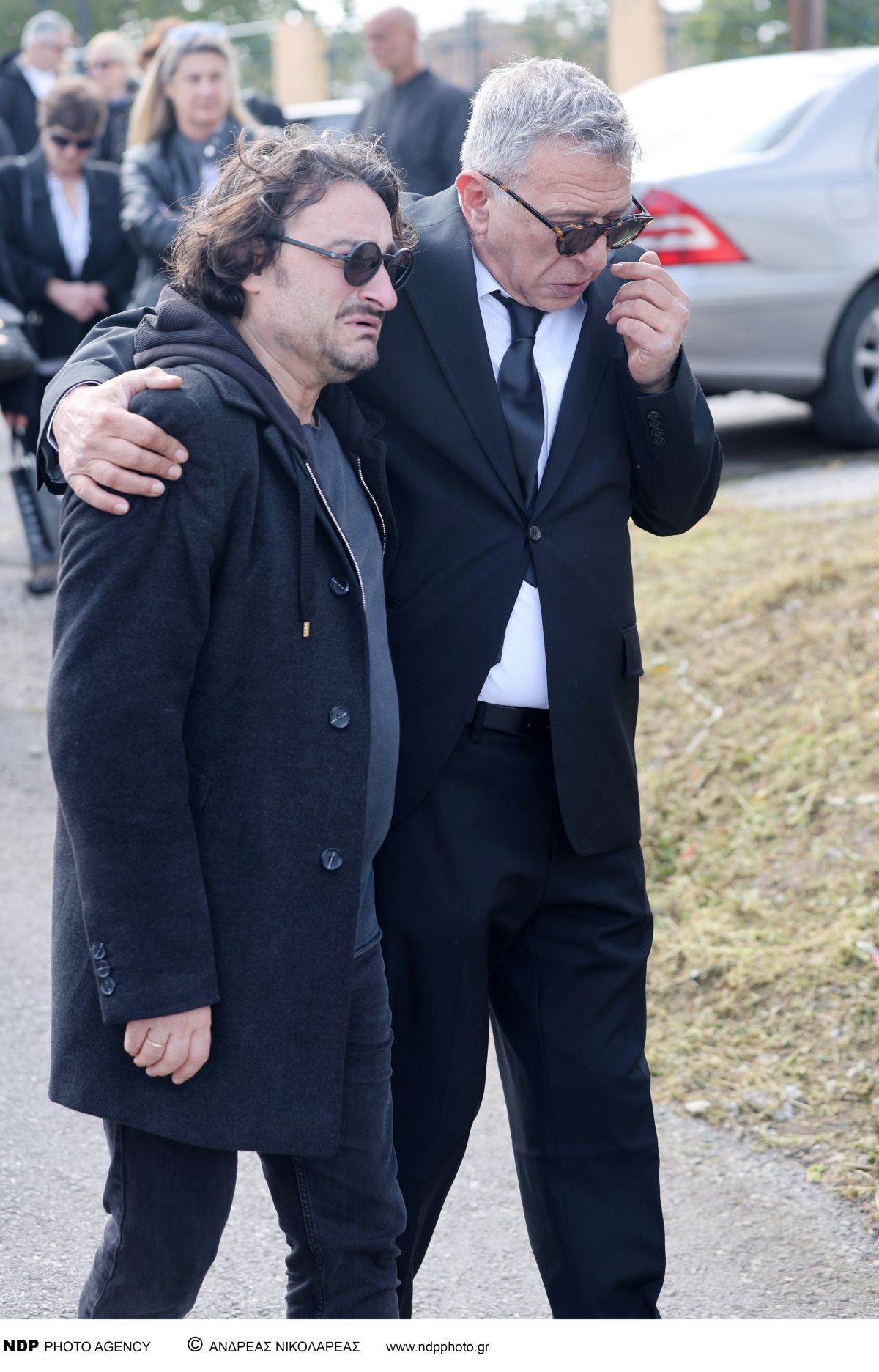 Κηδεία Καίτης Κωνσταντίνου: Σφιχταγκαλιασμένοι με τη μητέρα της οι ηθοποιοί από τα "Εγκλήματα" - Σπάραξαν στο κλάμα