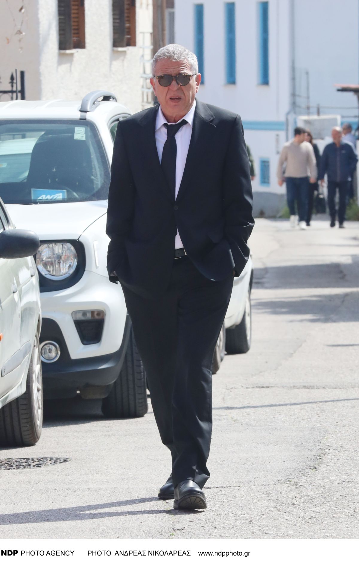 Κηδεία Καίτης Κωνσταντίνου: Σφιχταγκαλιασμένοι με τη μητέρα της οι ηθοποιοί από τα "Εγκλήματα" - Σπάραξαν στο κλάμα