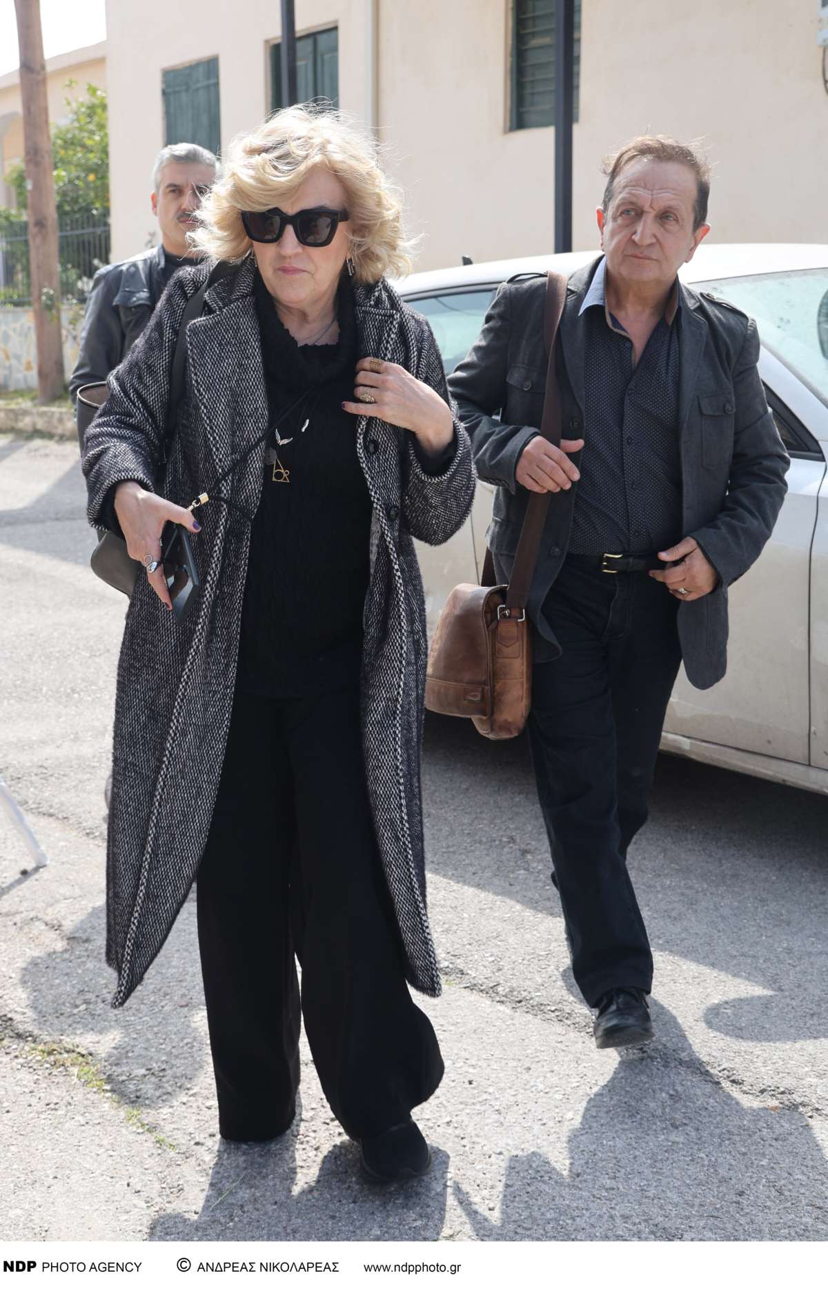 Κηδεία Καίτης Κωνσταντίνου: Σφιχταγκαλιασμένοι με τη μητέρα της οι ηθοποιοί από τα "Εγκλήματα" - Σπάραξαν στο κλάμα