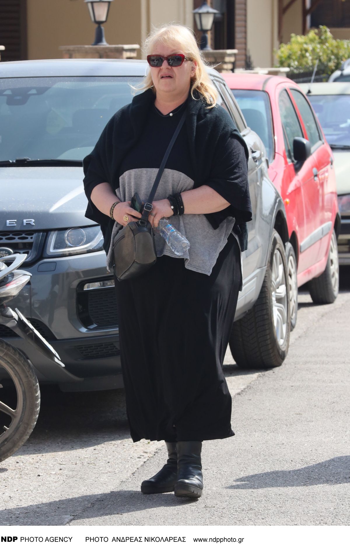 Η Φωτεινή Μπαξεβάνη στην κηδεία της Καίτης Κωνσταντίνου