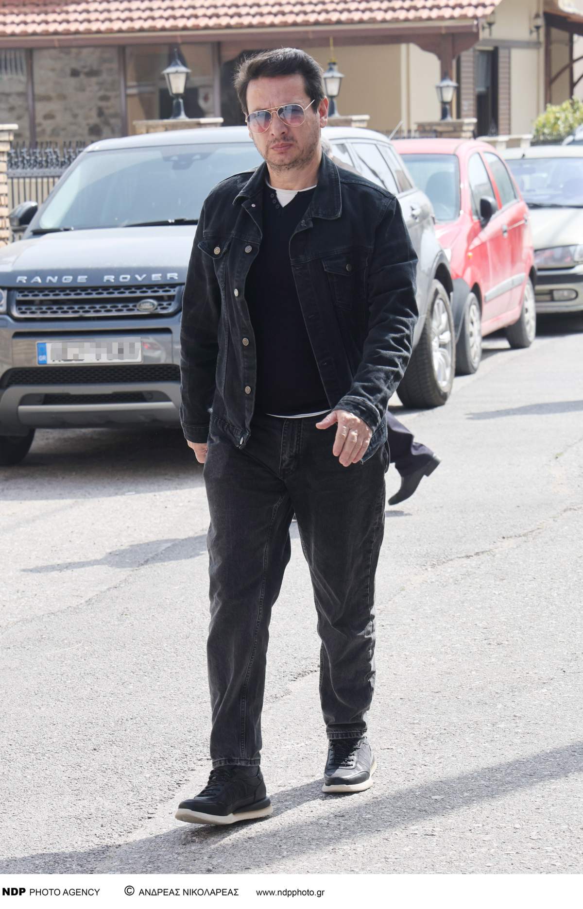 Κηδεία Καίτης Κωνσταντίνου: Σφιχταγκαλιασμένοι με τη μητέρα της οι ηθοποιοί από τα "Εγκλήματα" - Σπάραξαν στο κλάμα