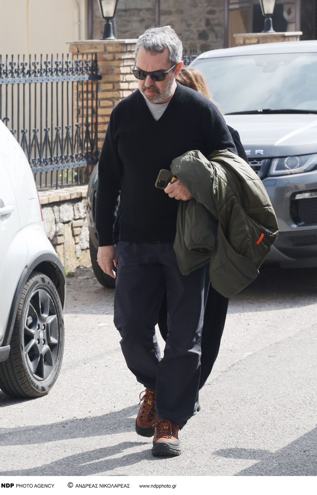 Κηδεία Καίτης Κωνσταντίνου: Σφιχταγκαλιασμένοι με τη μητέρα της οι ηθοποιοί από τα "Εγκλήματα" - Σπάραξαν στο κλάμα