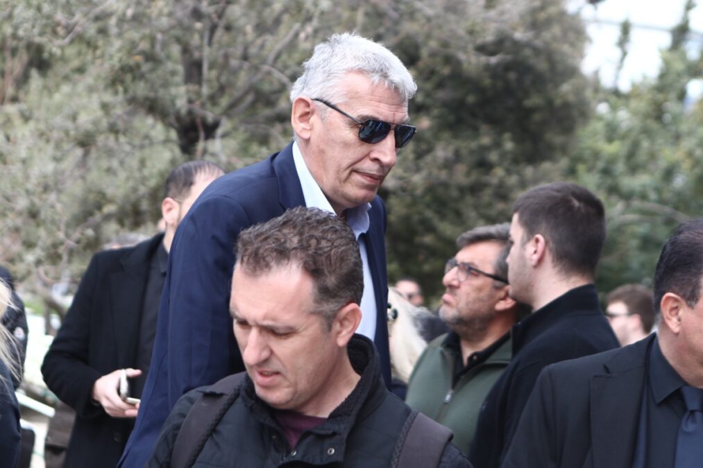 Κηδεία Αλέξη Κούγια: Βαρύ το κλίμα - Η εικόνα της Βατίδου πάνω από το φέρετρό του