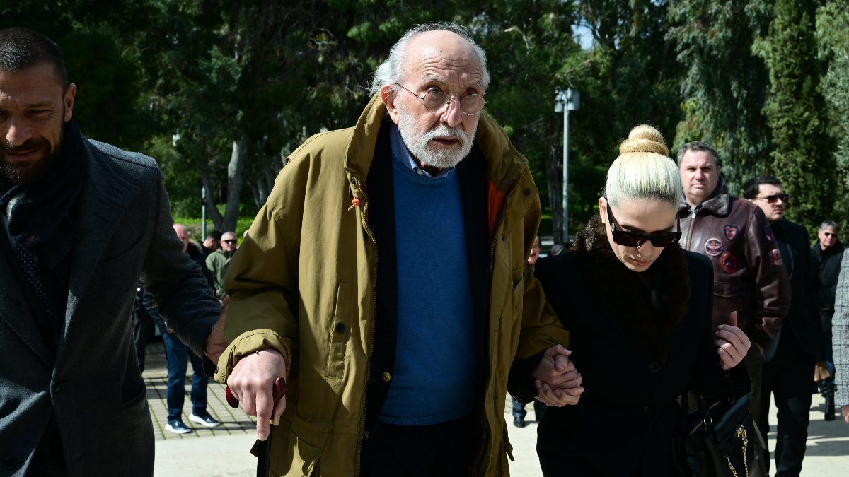 Ο Αλέξανδρος Λυκουρέζος και η Τζένη Οικονόμου στην κηδεία του Αλέξη Κούγια