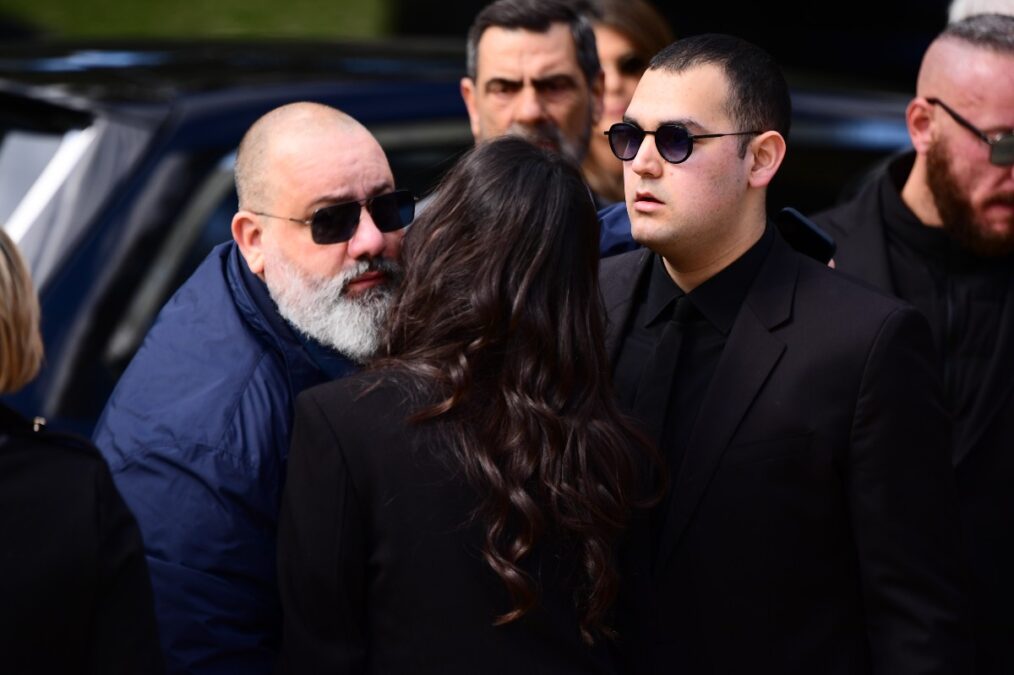 Κηδεία Αλέξη Κούγια: Βαρύ το κλίμα - Η εικόνα της Βατίδου πάνω από το φέρετρό του