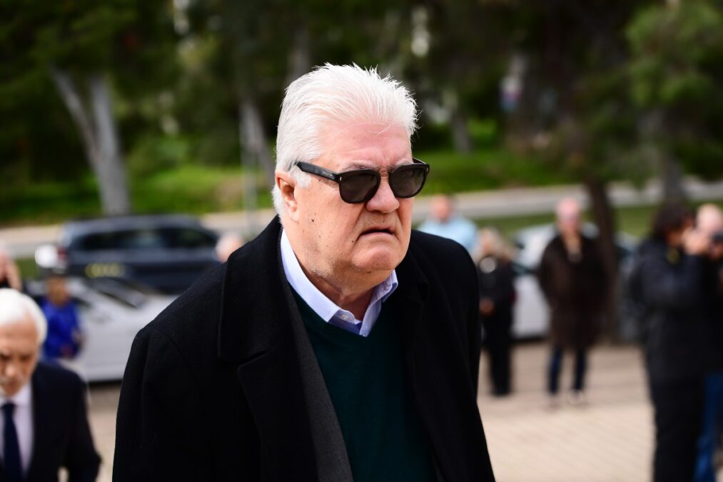 Κηδεία Αλέξη Κούγια: Βαρύ το κλίμα - Η εικόνα της Βατίδου πάνω από το φέρετρό του