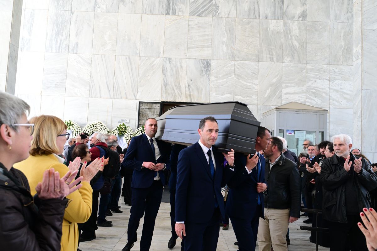 Κηδεία της Τζόρτζια (Γεωργία) Αργυροπούλου, συζύγου του Μανώλη Γλέζου, από το Α' Νεκροταφείο Αθηνών, Δευτέρα 31 Μαρτίου 2025