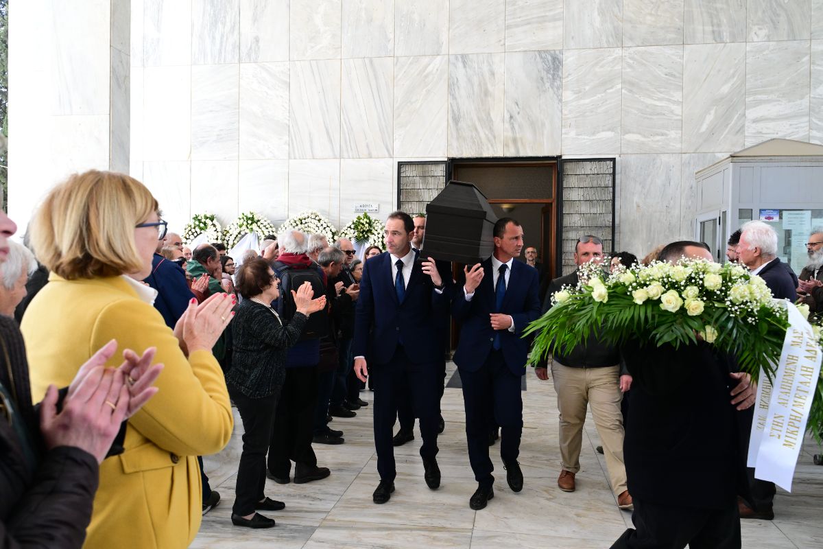 Κηδεία της Τζόρτζια (Γεωργία) Αργυροπούλου, συζύγου του Μανώλη Γλέζου, από το Α' Νεκροταφείο Αθηνών, Δευτέρα 31 Μαρτίου 2025