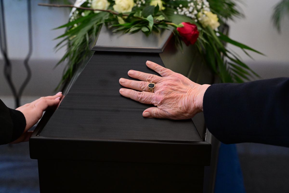 Κηδεία της Τζόρτζια (Γεωργία) Αργυροπούλου, συζύγου του Μανώλη Γλέζου, από το Α' Νεκροταφείο Αθηνών, Δευτέρα 31 Μαρτίου 2025