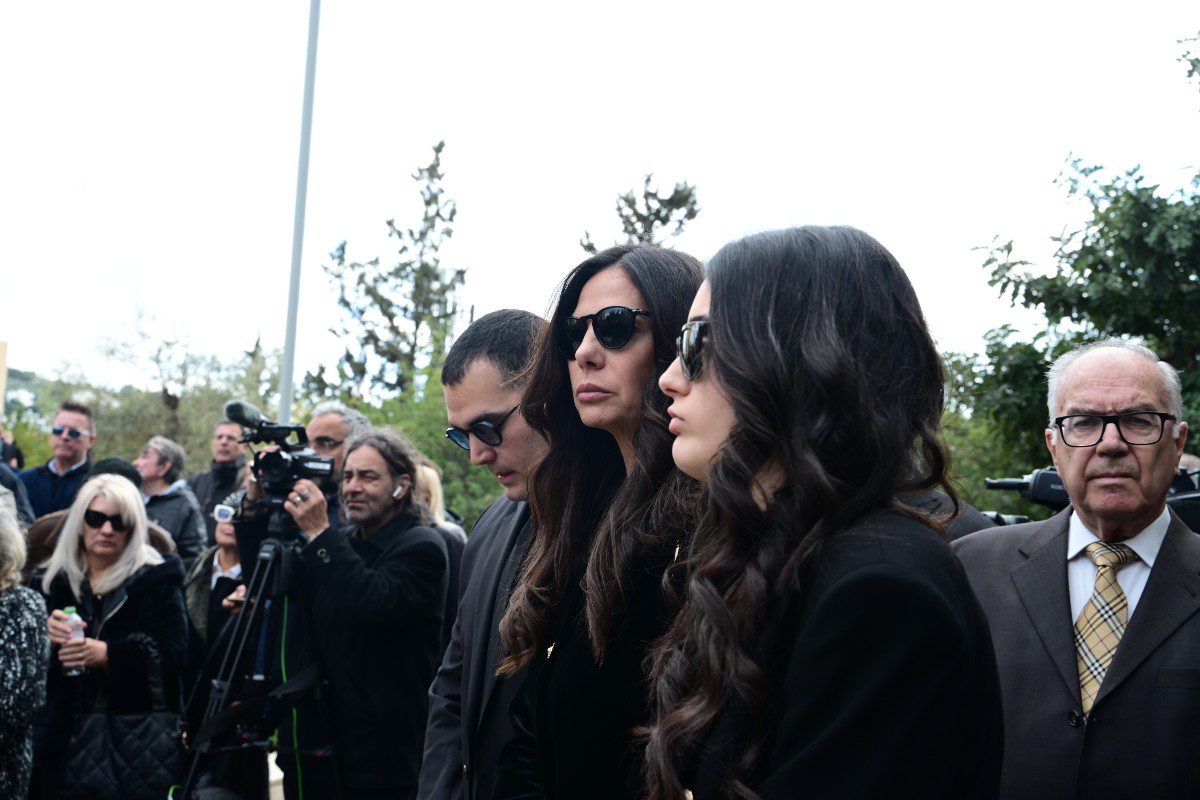 Τα παιδιά του Αλέξη Κούγια και η Ευη Βατίδου αγκαλιά