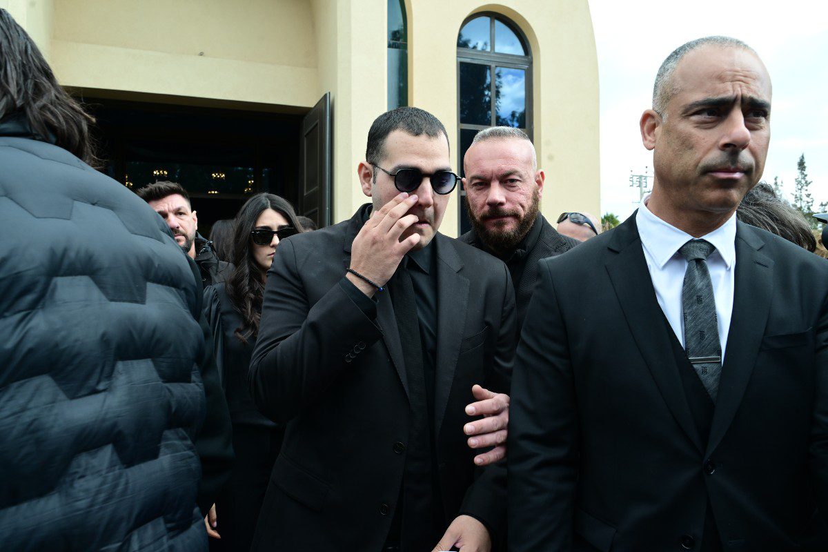 Ο γιος του Αλέξη Κούγια στην κηδεία του