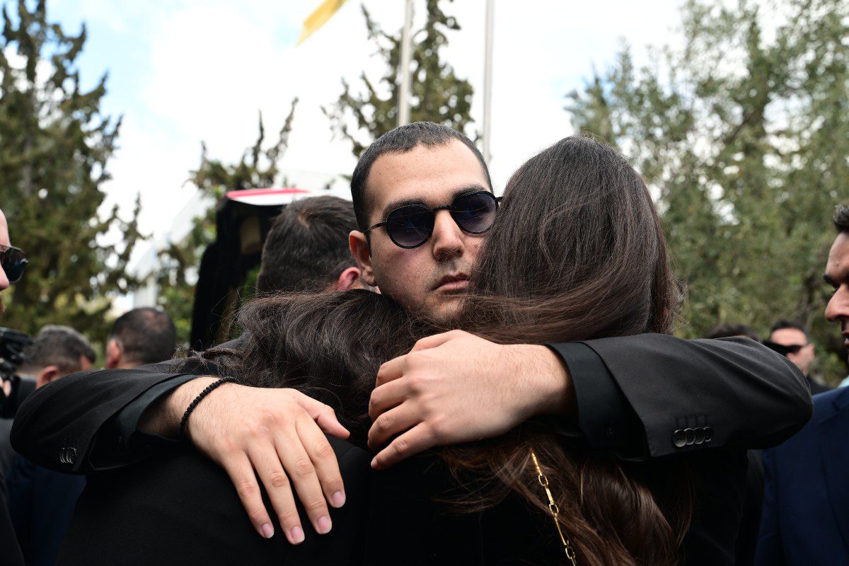 Τα παιδιά του Αλέξη Κούγια και η Ευη Βατίδου αγκαλιά