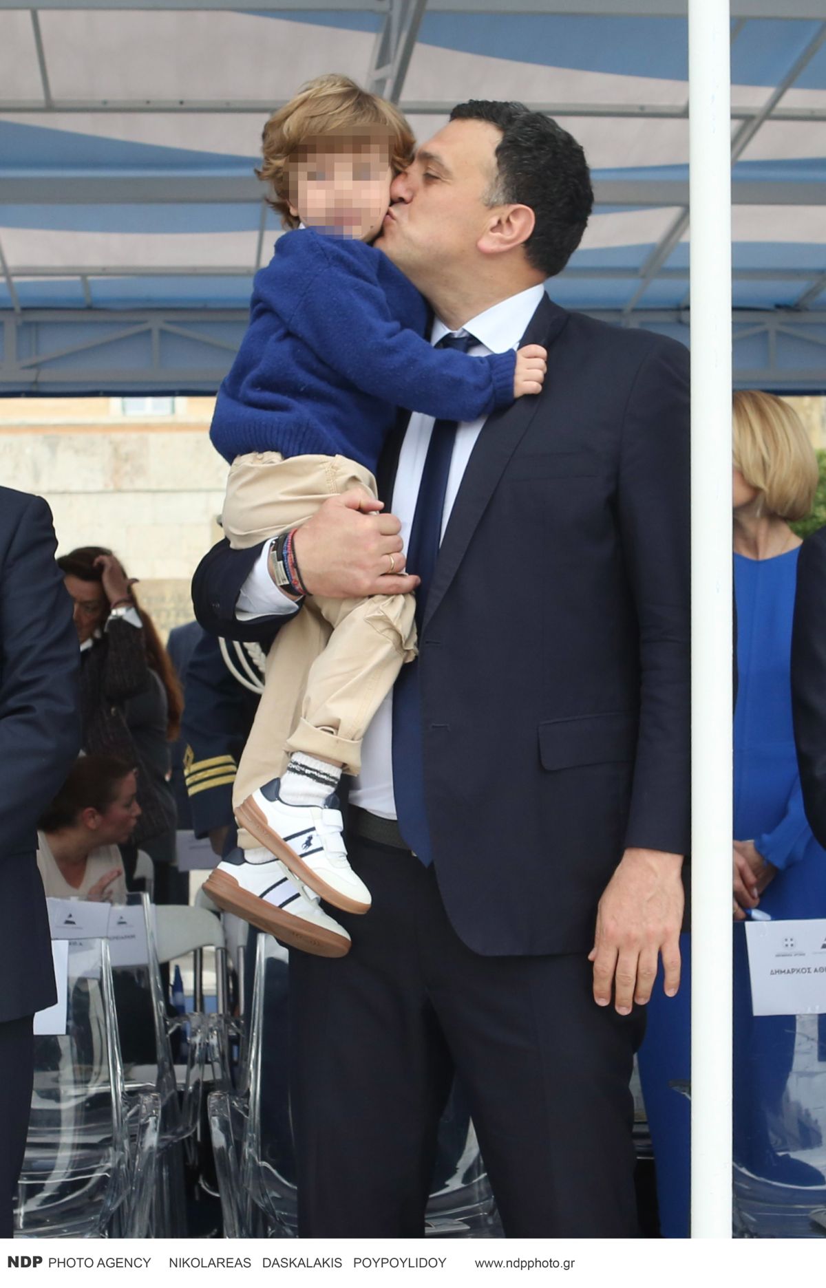 Ο Βασίλης Κικίλιας με τον γιο του στην παρέλαση της 25ης Μαρτίου