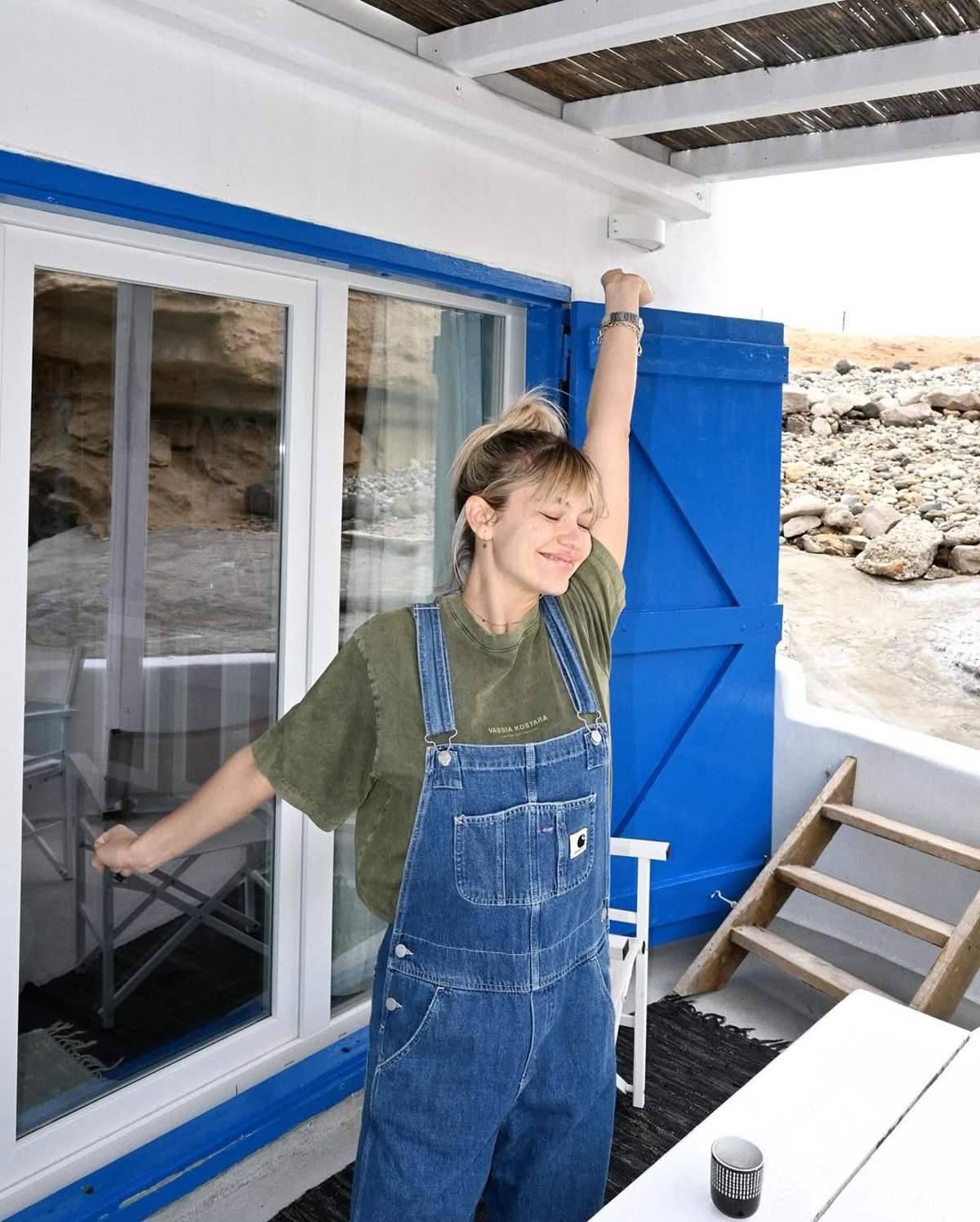 H Κλέλια Ανδριολάτου δίπλα στη θάλασσα