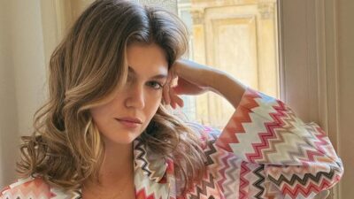 Η Κλέλια Ανδριολάτου με ριγέ πουκάμισο