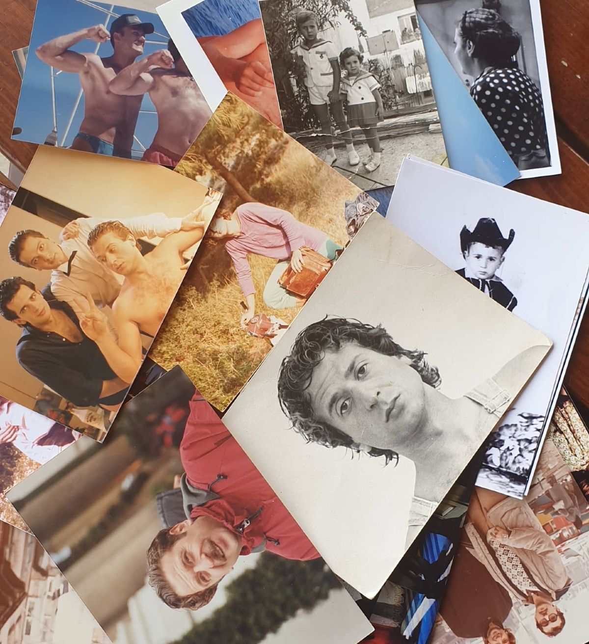 Διάφορες φωτογραφίες από την παιδική ηλικία του Κώστα Κόκλα