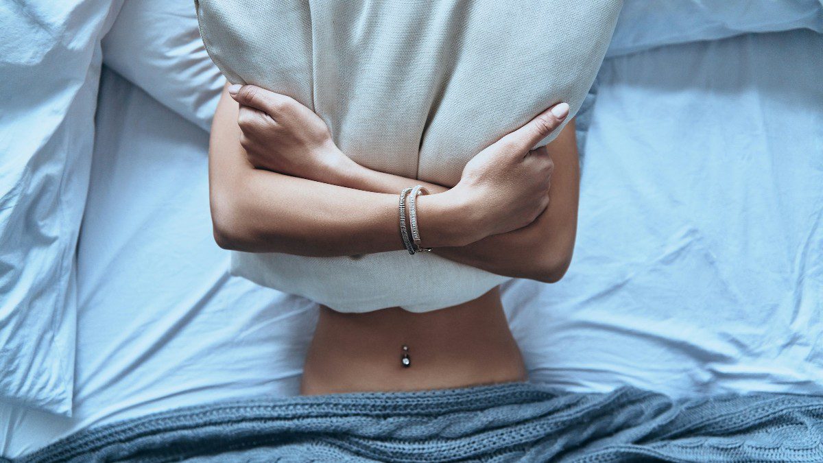 κοπέλα στο κρεβάτι