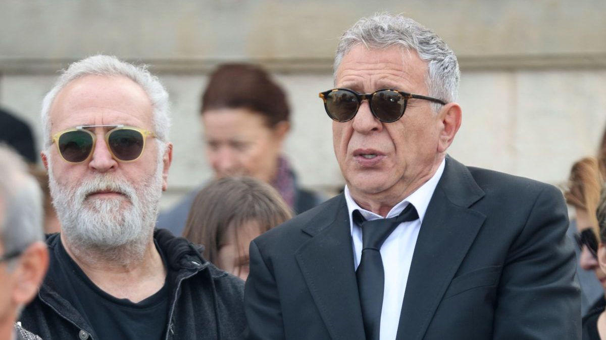 Ο Κώστας Κόκλας στην κηδεία της Καίτης Κωνσταντίνου