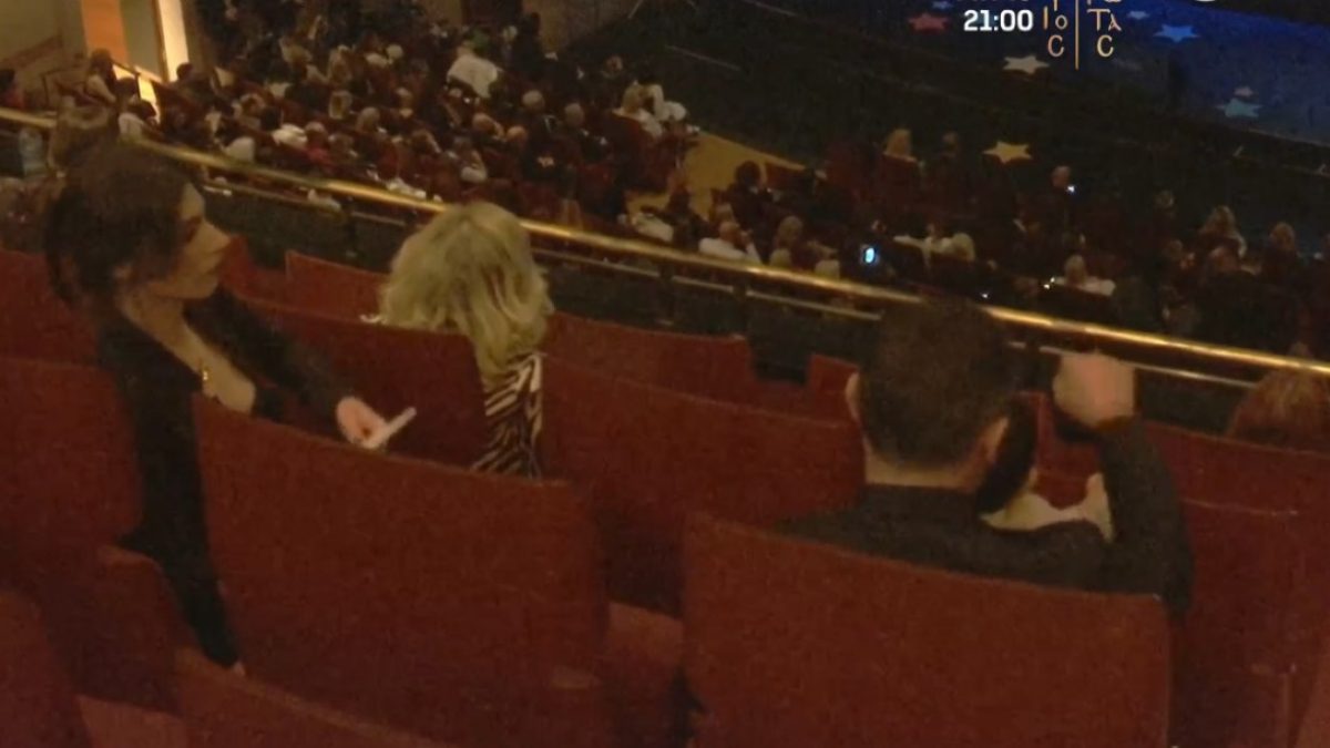 Ο Λεωνίδας Κουτσόπουλος και η Χρύσα Μιχαλοπούλου με τον γιο τους