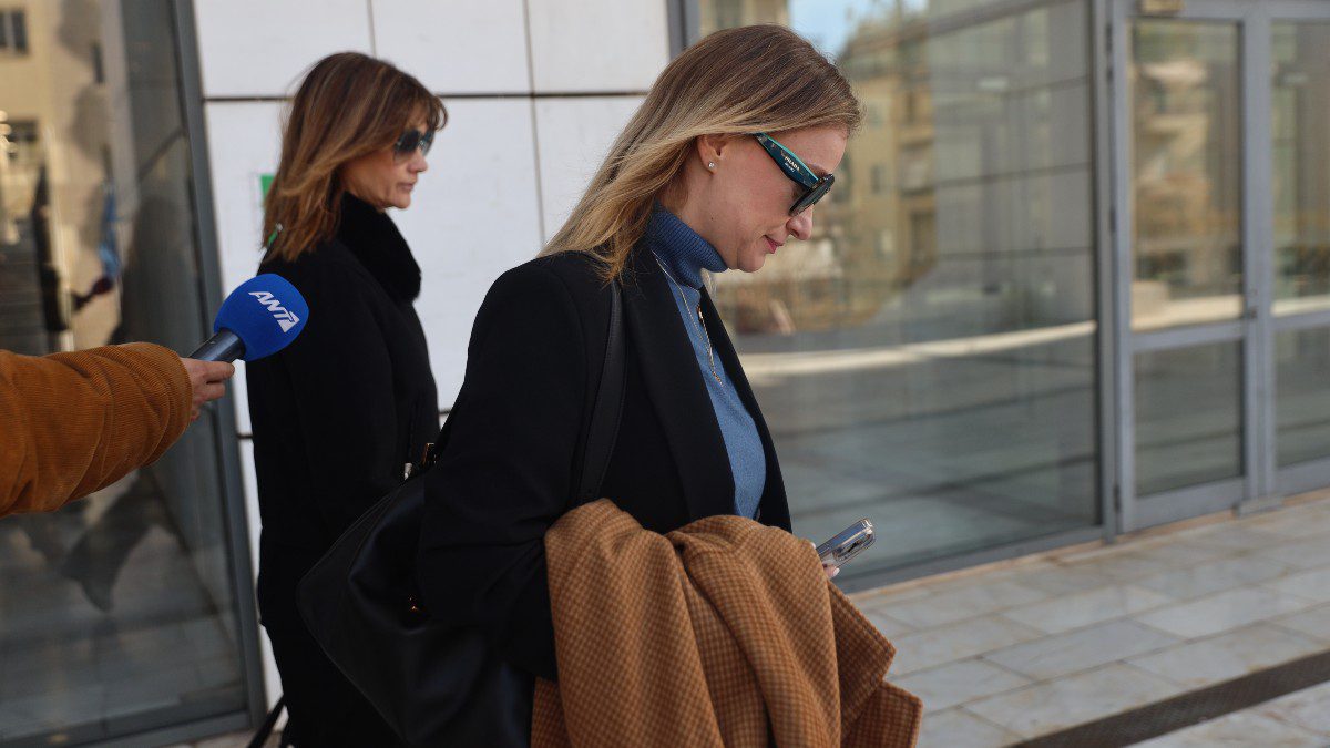 Η Λένα Δροσάκη έξω από το Εφετείο Αθηνών