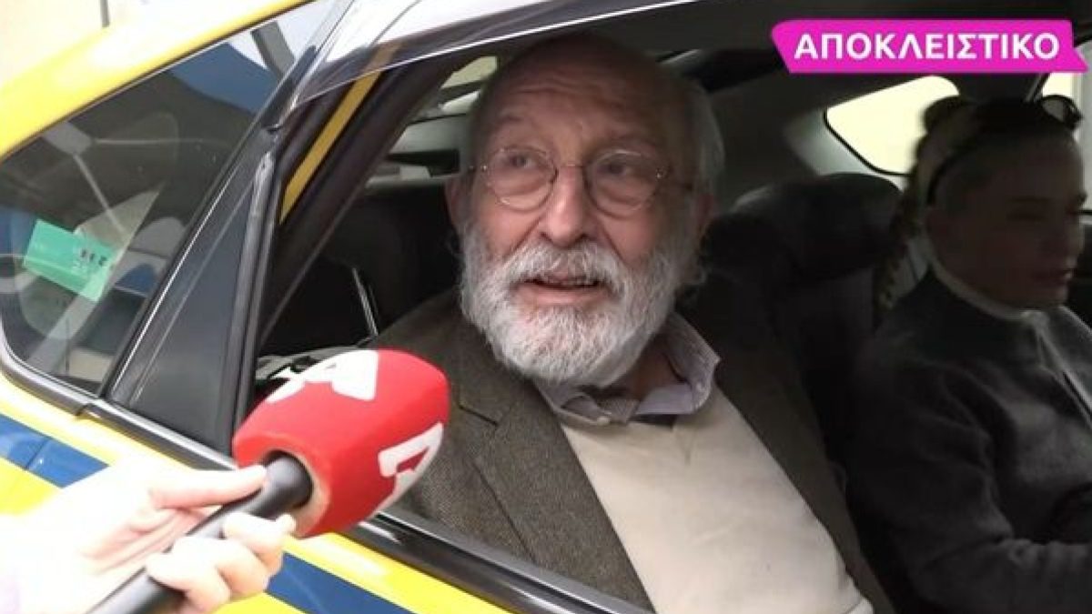 Ο Αλέξανδρος Λυκουρέζος σε ταξί μετά το εξιτήριό του από το νοσοκομείο