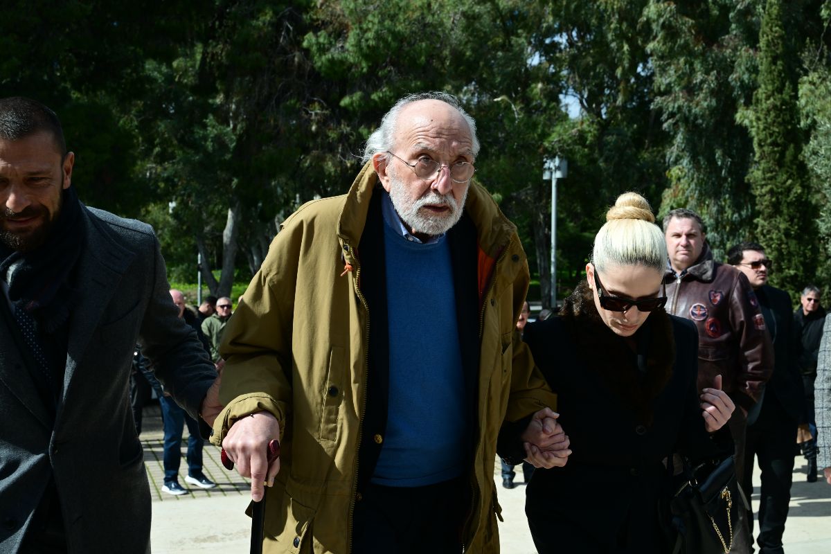 Ο Λυκουρέζος και η σύντροφός του στην κηδεία του Αλέξη Κούγια