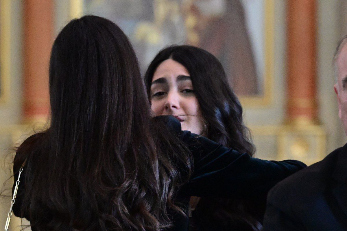 Η Μάιρα Κούγια στην κηδεία του πατέρα της