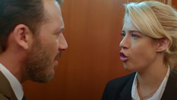 Η Τζένη Θεωνά και ο Αντίνοος Αλμπάνης στη σειρά "Μαμά στα κρυφά"