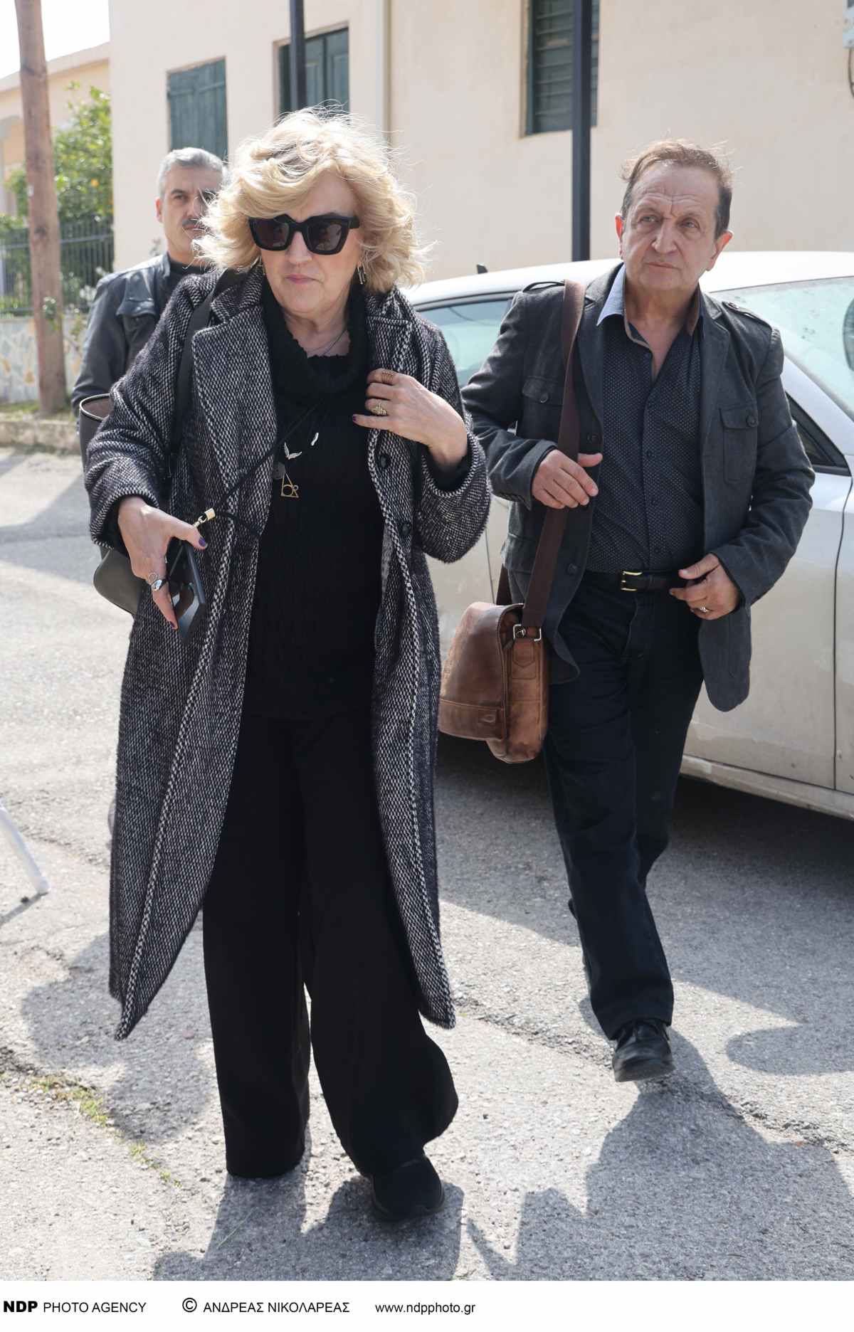 Η Υρώ Μανέ και ο Σπύρος Μπιμπίλας στην κηδεία της Κωνσταντίνου