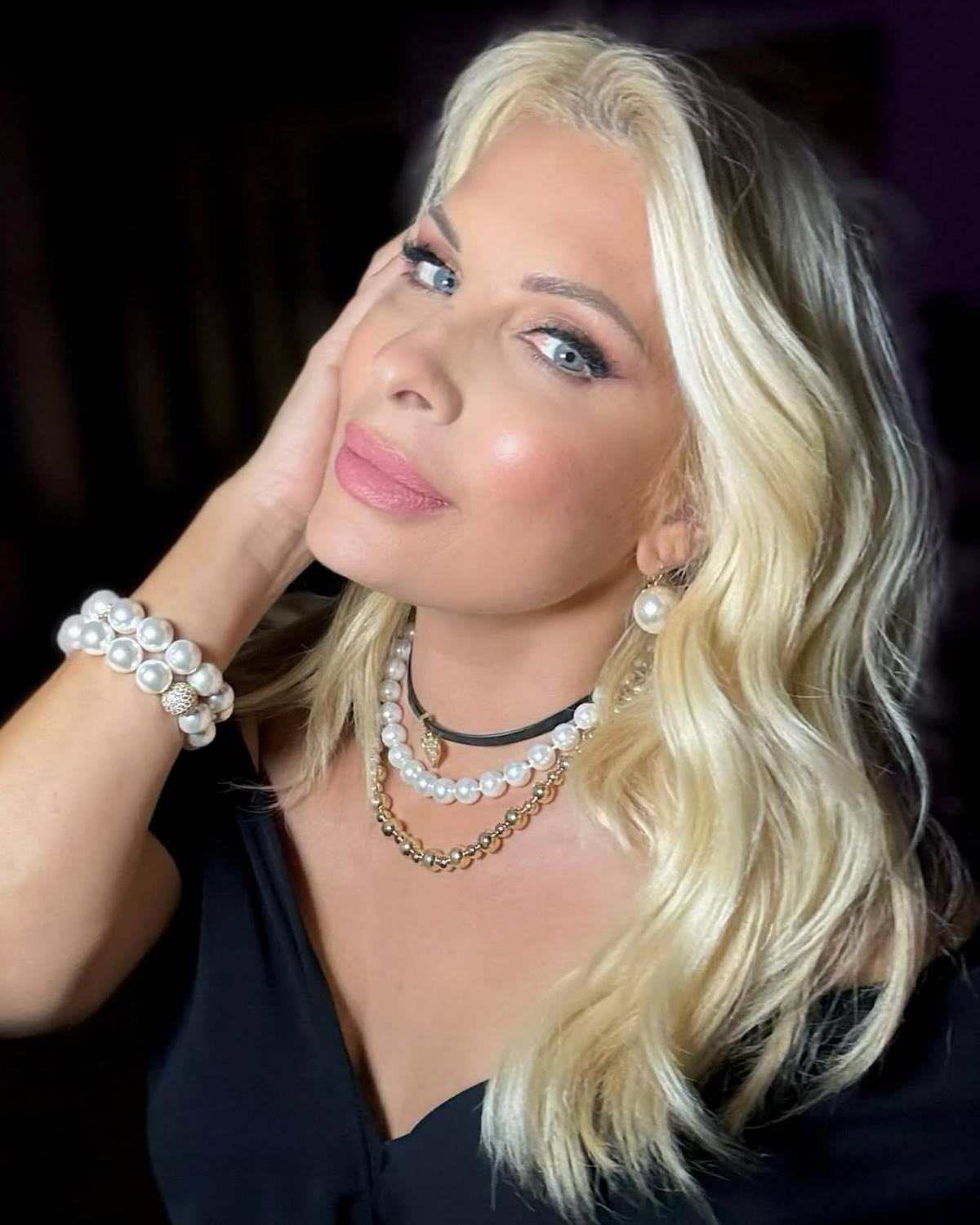 Τα κοσμήματα της άνοιξης φοράει η Ελένη Μενεγάκη