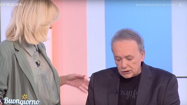 Ο Ανδρέας Μικρούτσικος με σκυμμένο κεφάλι και η Φαίη Σκορδά δίπλα του