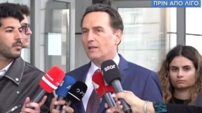 Ο Μιχάλης Δημητρακόπουλος έξω από το δικαστήριο