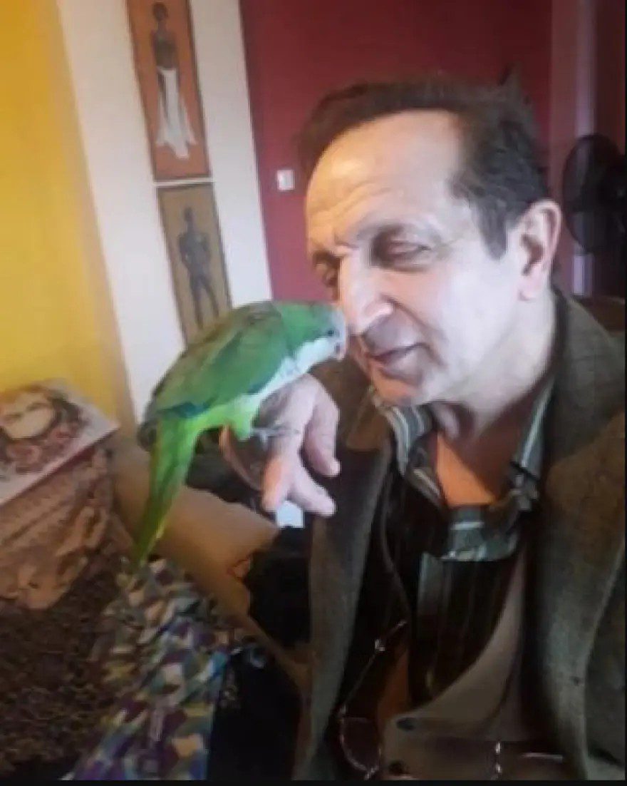 Ο Μπιμπίλας φωτογραφίζεται με τους παπαγάλους του