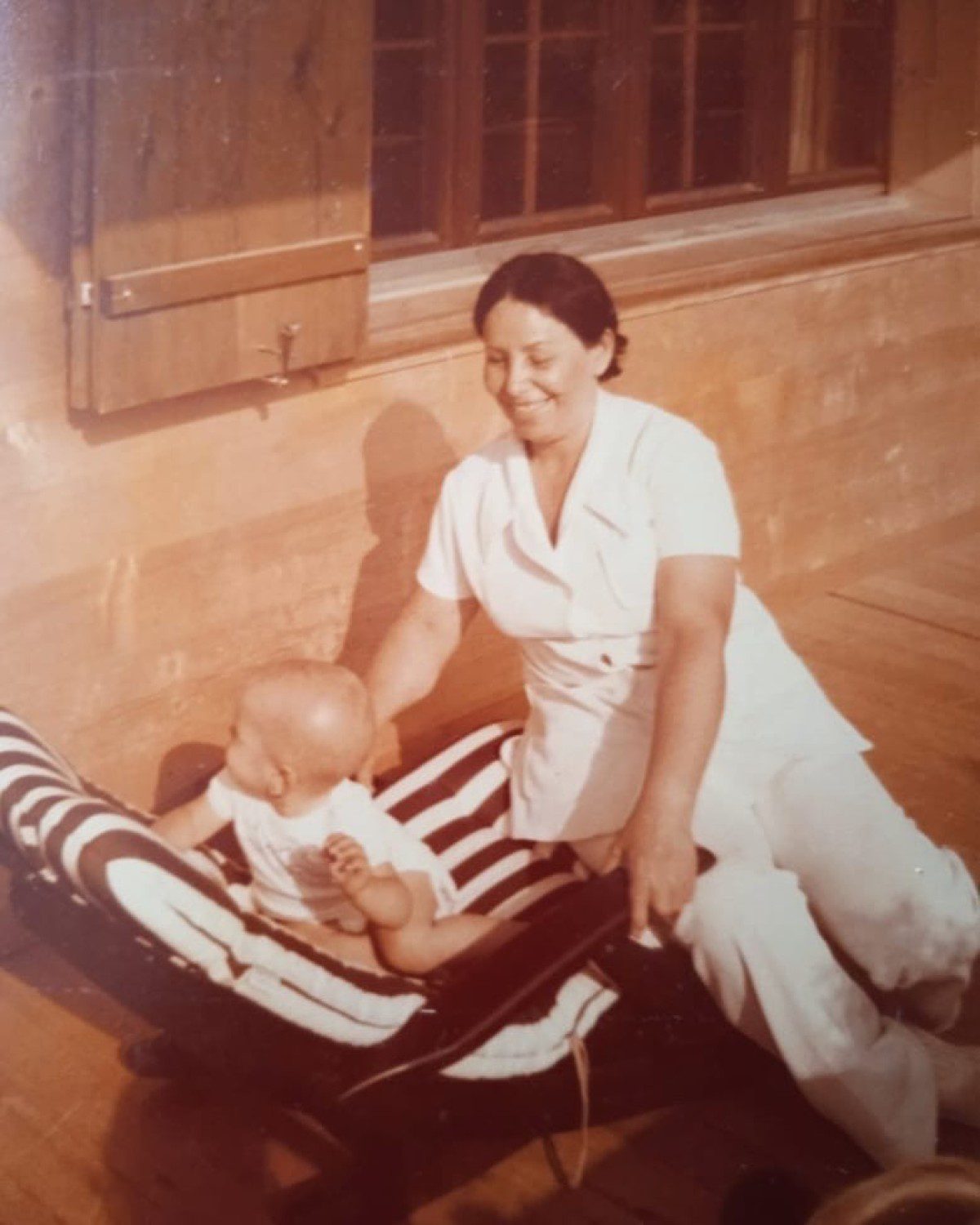 Η Τατιάνα Μπλάτνικ μωρό με την νταντά της