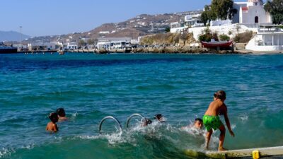 Παραλία με παιδάκια στην Μύκονο