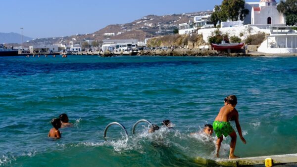 Παραλία με παιδάκια στην Μύκονο