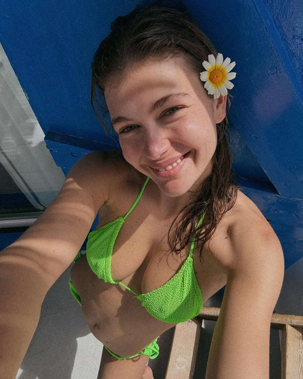 H Κλέλια Ανδριολάτου με μαγιό πράσινο