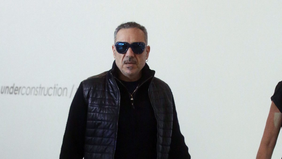 Ο Νότης Σφακιανάκης στο αεροδρόμιο