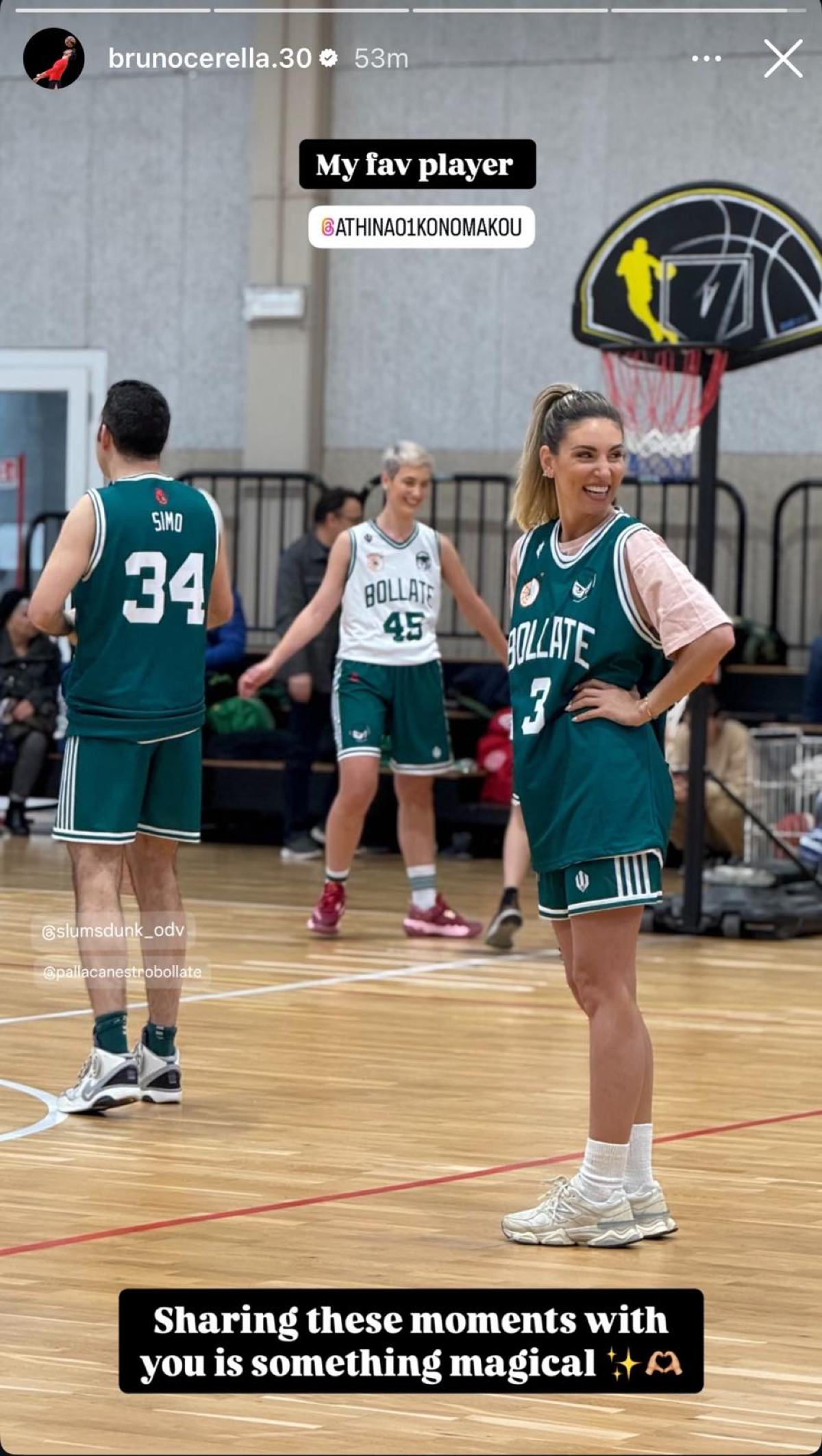 Η Αθηνά Οικονομάκου σε γήπεδο μπάσκετ παίζει