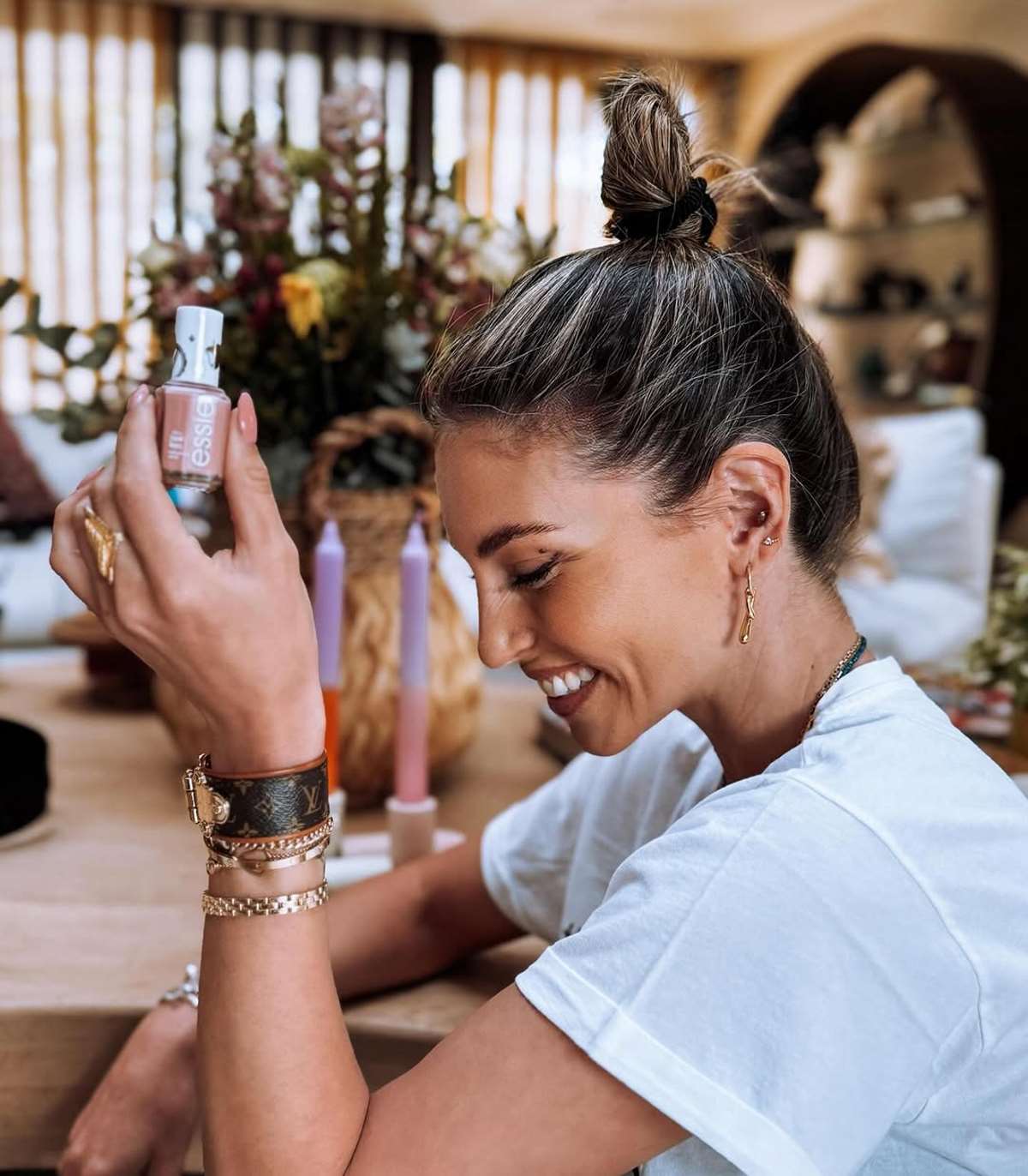 Η Αθηνά Οικονομάκου με βραχιόλι Louis Vuitton