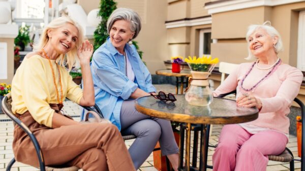 Χόμπι της γυαγιάς από ηλικιωμένες σε καφέ