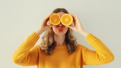 Φρούτα πορτοκάλια κρατάει γυναίκα