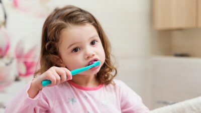 παιδάκι βουρτσίζει τα δόντια του