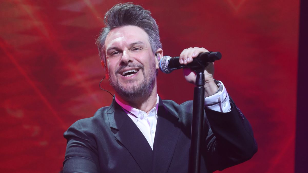 Ο Πάνος Κιάμος πάνω στη σκηνή